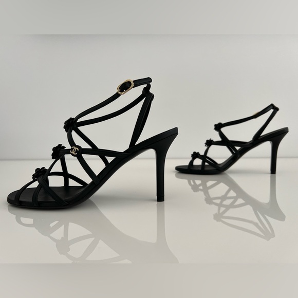 CHANEL 23C BLACK LEATHER CAMELLIA SANDALS SIZE IT 37.5 / US 7.5 NIB! - Picture 9 of 17